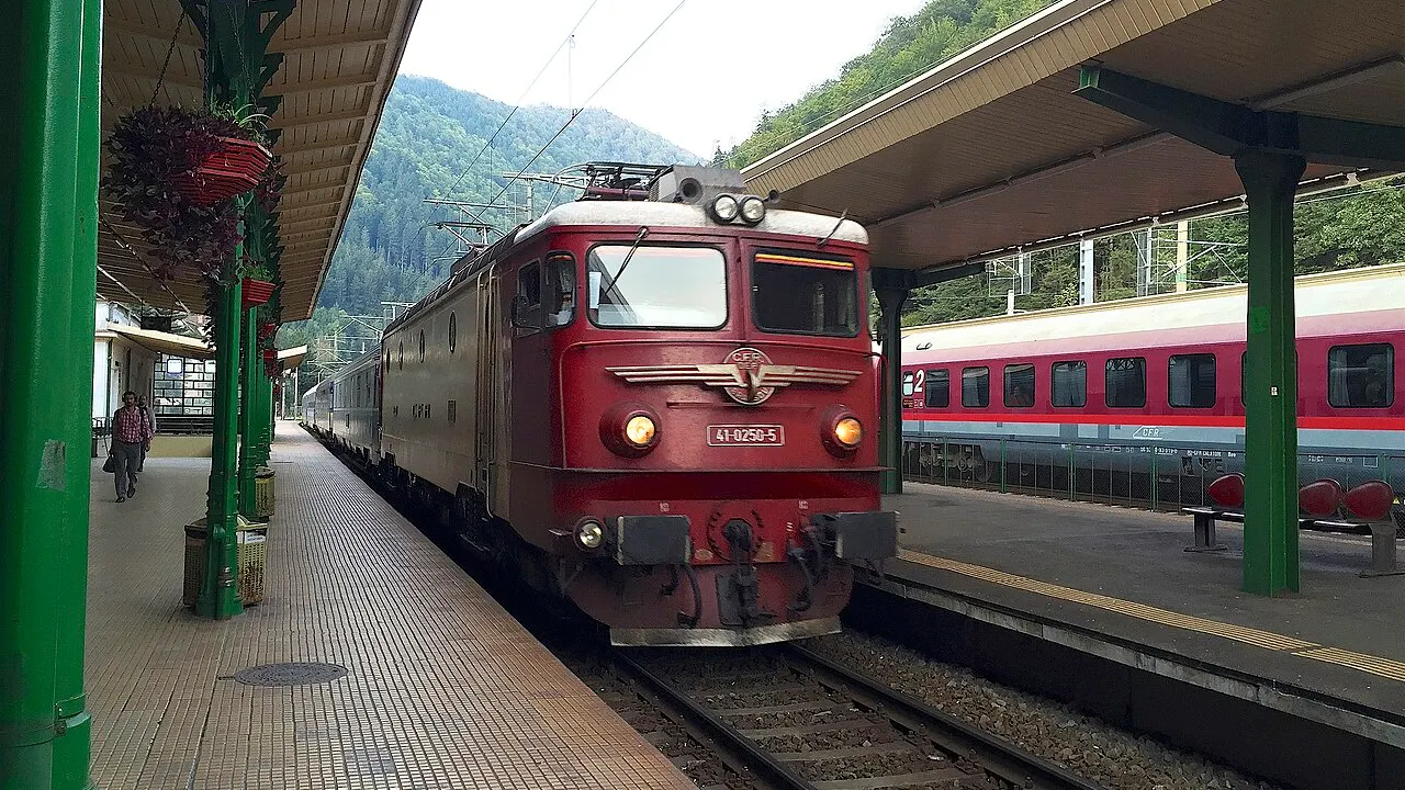 Blue overnight sleeper coaches of the Ister train standing at a platform, the CFR night service between Budapest and Bucharest