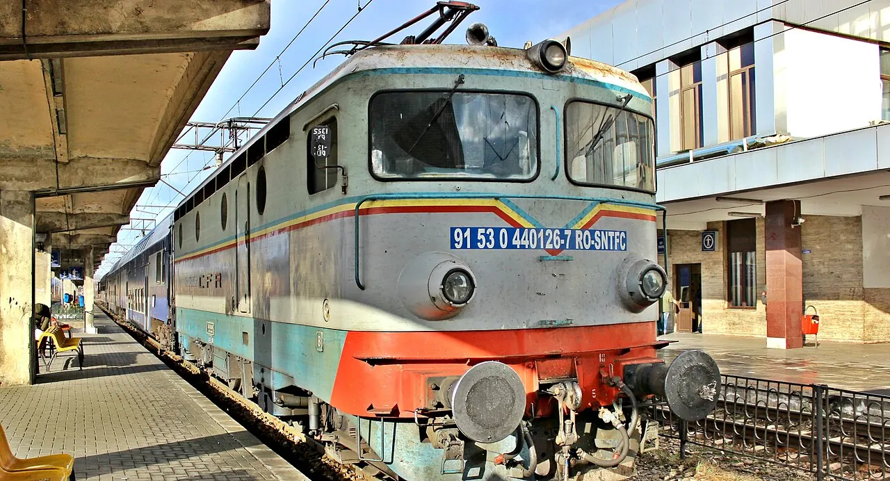 An electric CFR locomotive from the Iasi depot, the kind of traction that hauls Interregio trains on the Bucharest to Iasi line