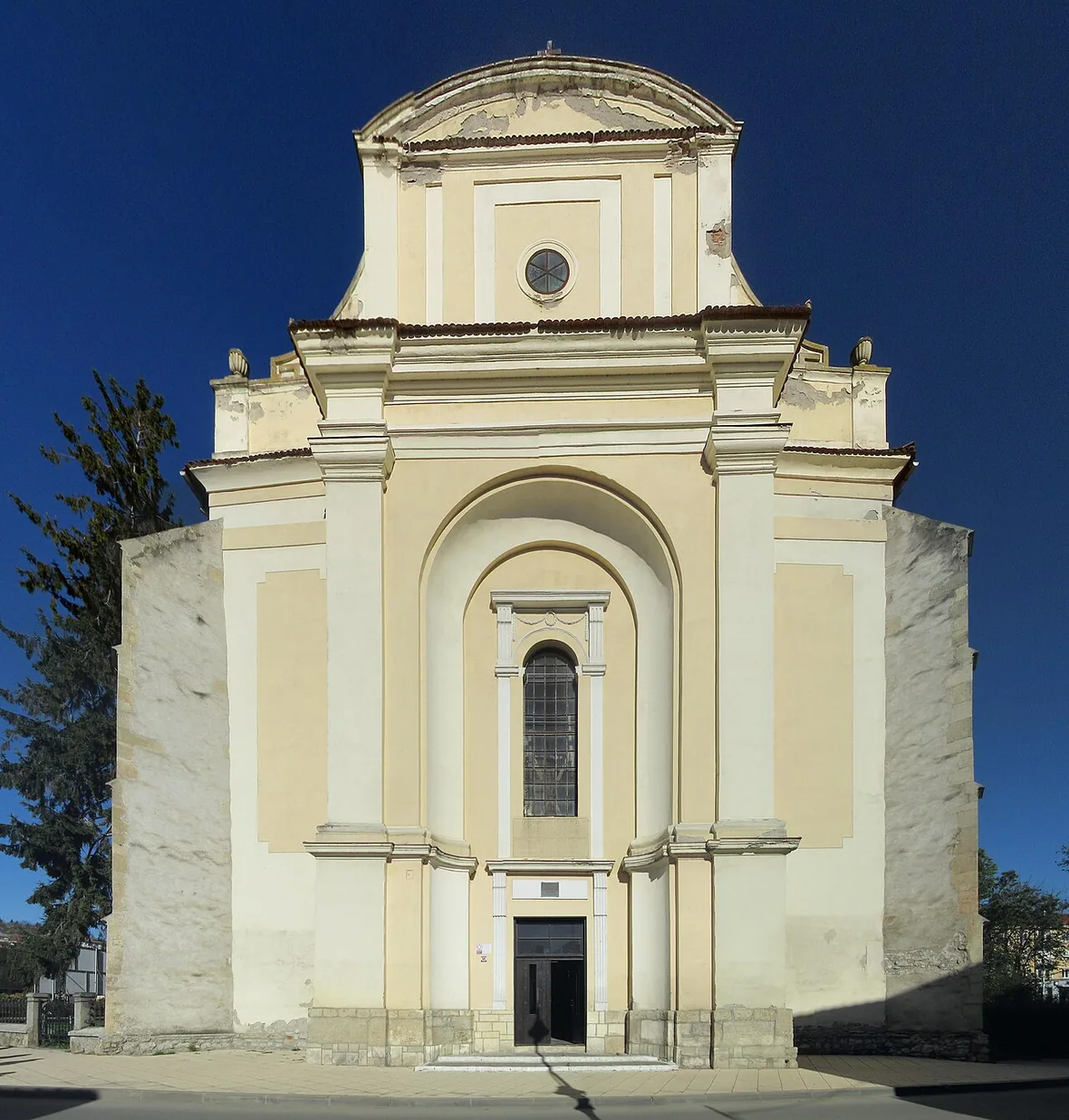 The tall Roman Catholic church in the centre of Turda, a landmark near where the Cluj bus drops you before the last leg to the salt mine
