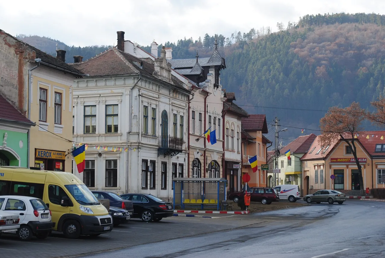 The historic centre of Saliste with pastel facades and a paved square
