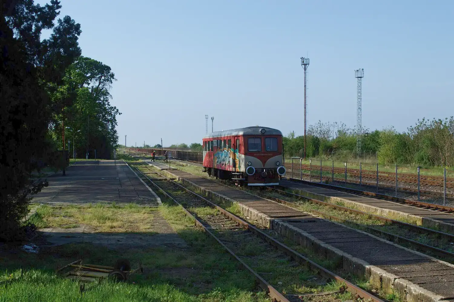The Stamora Moravita border crossing between Romania and Serbia, lanes of the checkpoint with booths and signage under a wide sky, the road every Timisoara to Belgrade traveller passes through