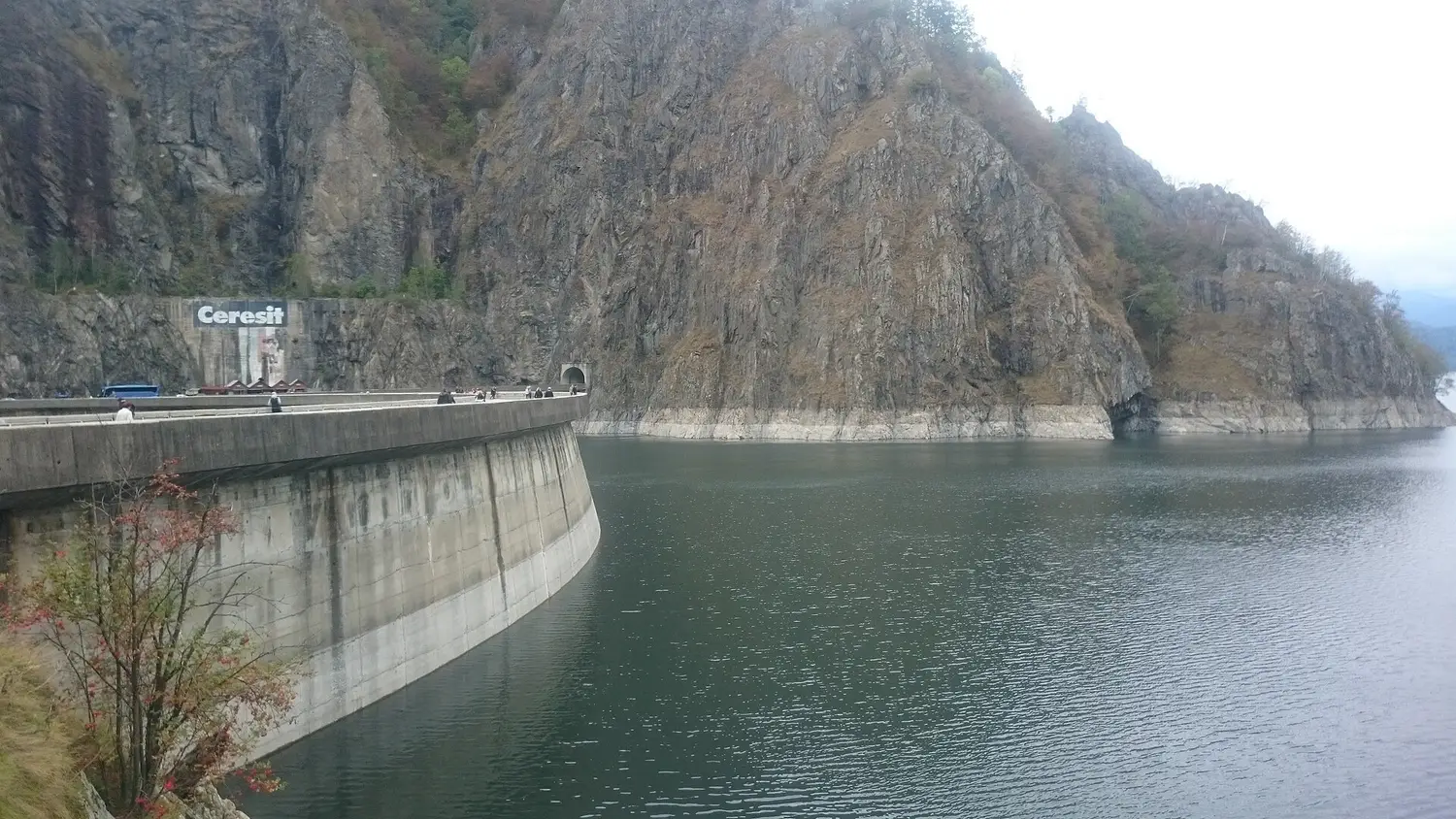 The curved concrete arch of the Vidraru Dam holding back its reservoir