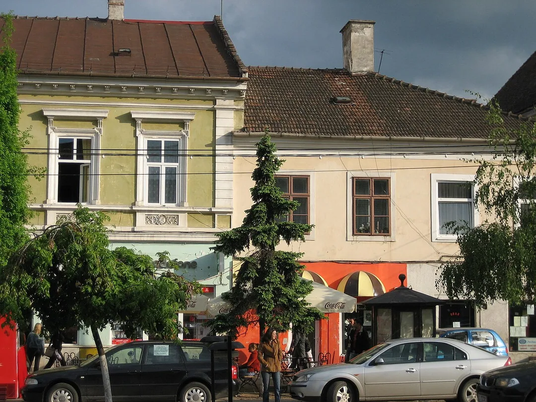 Bulevardul Eroilor, the leafy central pedestrian boulevard in Cluj-Napoca, lined with terraces and historic facades in the old town