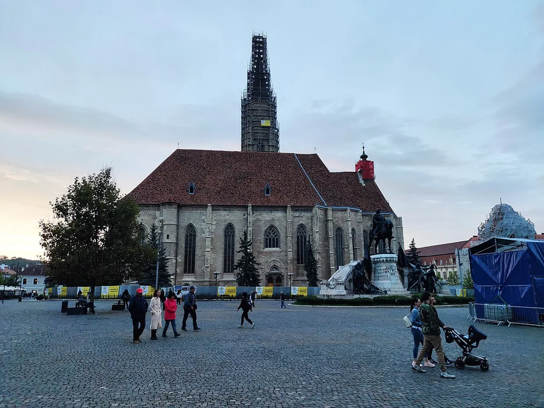Another view across Union Square in Cluj-Napoca, cafe terraces and historic facades around the central square